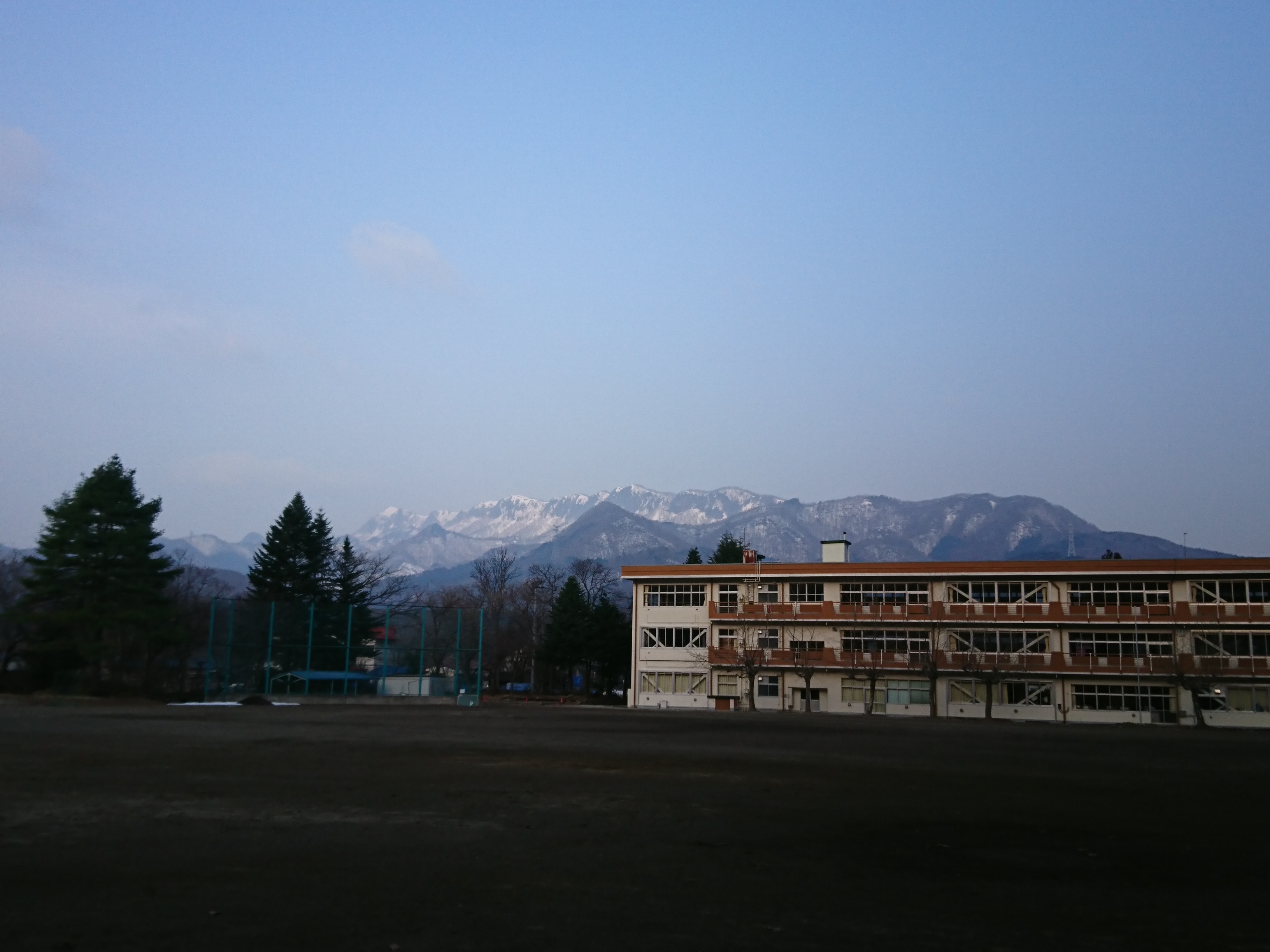 校庭からの校舎とななもり